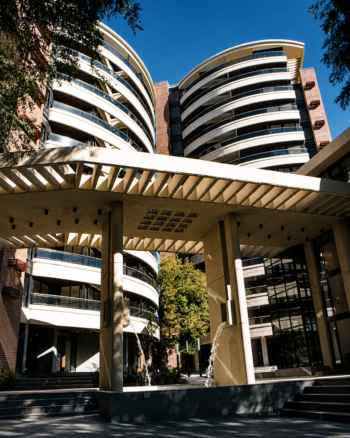 Edificio residencial de líneas curvas